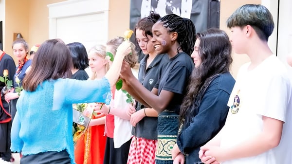 Eine diverse Gruppe von Schülern und Erwachsenen versammelt sich in einem Gemeinschaftsraum der Stony Brook School.
