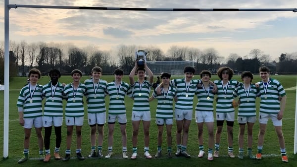 Eine Gruppe junger Fußballspieler hält auf dem Spielfeld des Stonyhurst College den Pokal nach einem Spiel.