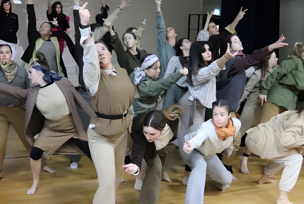 Eine Gruppe von Schülerinnen und Schülern des Stonyhurst College führt gemeinsam eine koordinierte Aktivität im Freien aus.