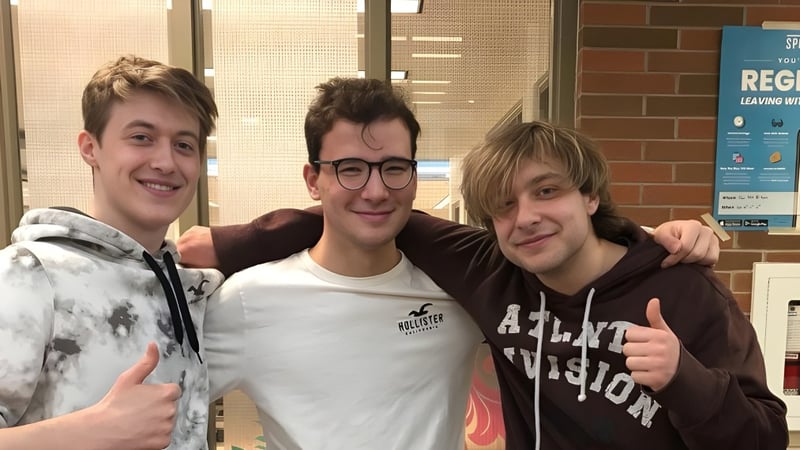 Drei Schüler der Stouffville District Secondary School posieren vor der Registrierungsstelle an der Schule.