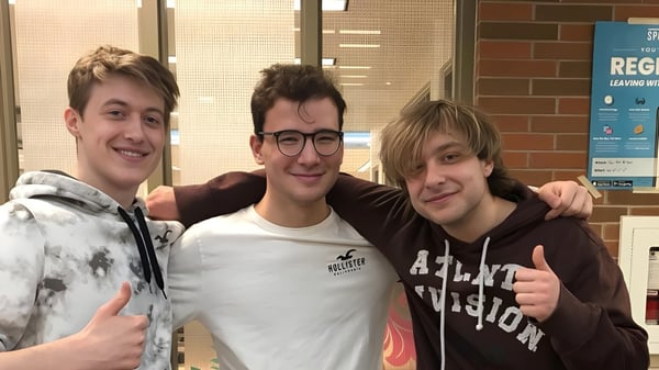 Drei Schüler der Stouffville District Secondary School posieren vor der Registrierungsstelle an der Schule.