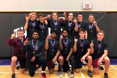 Eine Gruppe von Schülerinnen und Schülern der Stouffville District Secondary School posiert gemeinsam in der Sporthalle.