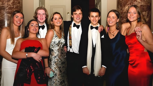 Eine Gruppe von gut gekleideten Personen posiert gemeinsam bei einer Feier auf dem Campus der Stowe School.