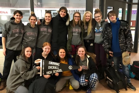 Eine Gruppe Schüler der Stratford District Secondary School posiert gemeinsam in einer Sportarena.