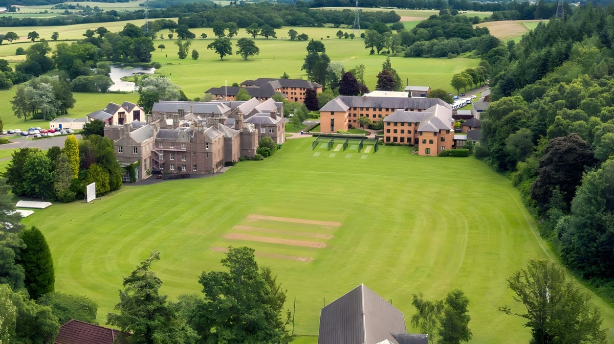 Die Strathallan School liegt eingebettet in eine malerische Landschaft mit grünen Hügeln und weitläufigem Gelände.
