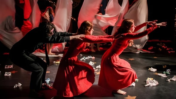 Schüler der Strathmore High School führen eine Flamenco-Tanzvorstellung in roten Kostümen auf.