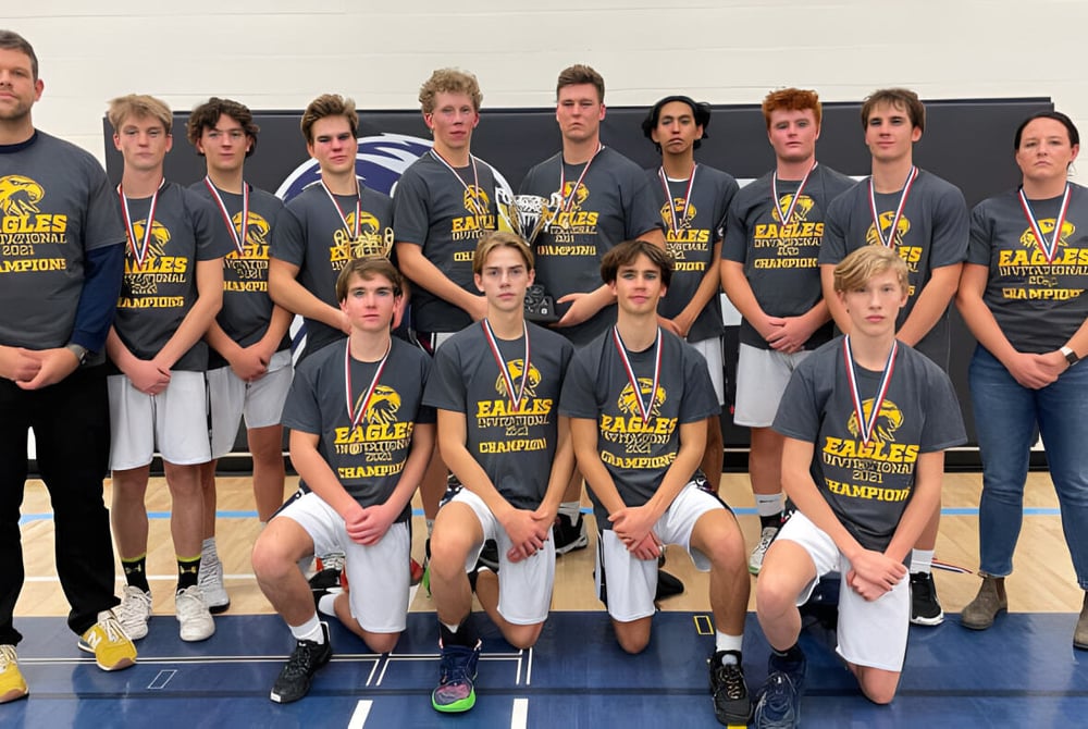 Eine Gruppe von Schülern der Strathmore High School posiert gemeinsam in Sporttrikots in der Turnhalle.