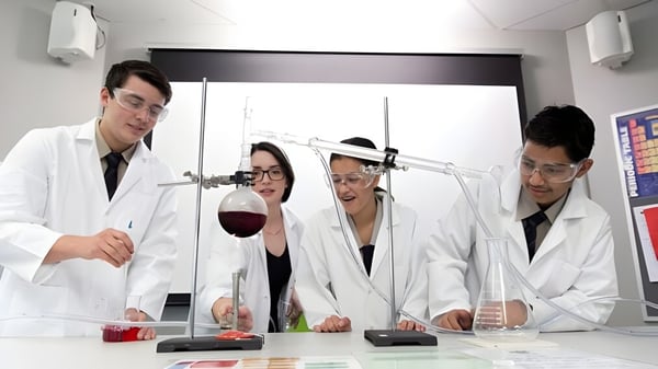 Schüler des Stretton State College führen ein Experiment im Labor mit wissenschaftlichen Geräten durch.