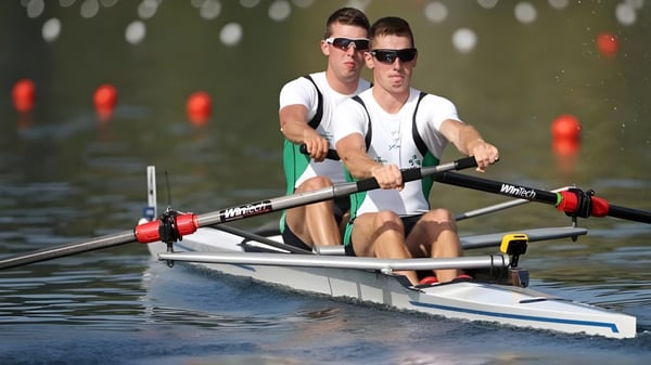 Zwei Personen rudern auf einem Gewässer inmitten einer grünen Landschaft auf dem Campus des Summerhill College.