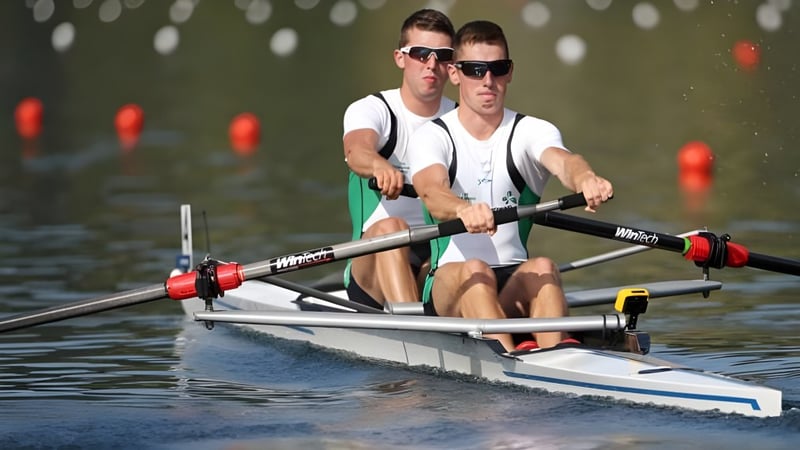 Zwei Personen rudern auf einem Gewässer inmitten einer grünen Landschaft auf dem Campus des Summerhill College.