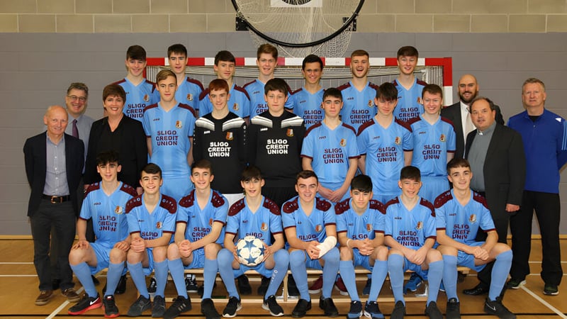 Eine Gruppe von jungen Fußballspielern posiert in der Sporthalle auf dem Campus des Summerhill College.