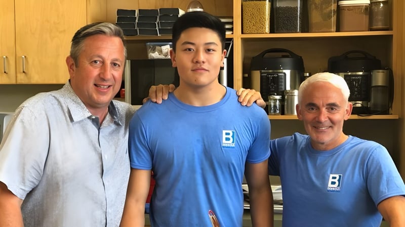 Drei Menschen stehen in einer Küchen- oder Vorratskammer der Sutherland Secondary School zusammen.