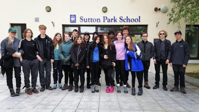 Eine Gruppe von Schülern steht vor dem Gebäude der Sutton Park School in Dublin und posiert für ein Foto.