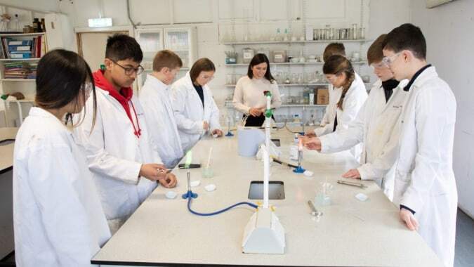 Schüler der Sutton Park School in Dublin führen ein Experiment im gut ausgestatteten Labor durch.