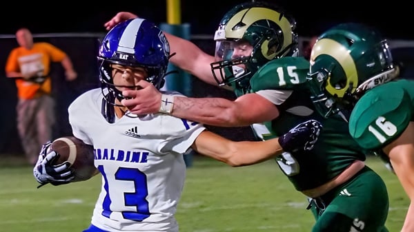 Zwei Football-Spieler kämpfen körperlich auf dem Spielfeld der Sylvania High School.