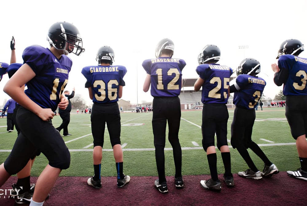 Eine Gruppe von Fußballspielern der Tacoma Public Schools steht gemeinsam auf dem Spielfeld in einem Stadion.