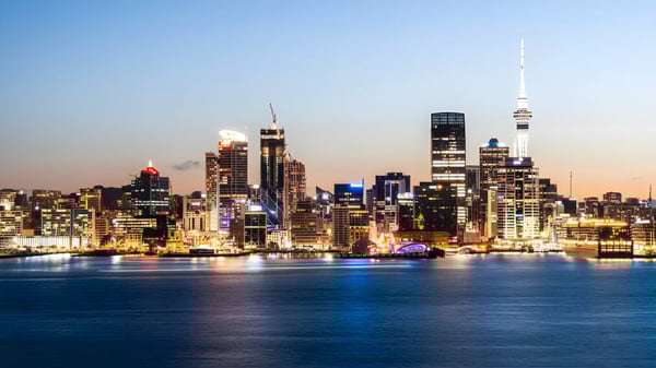 Blick auf die Hafenpromenade mit der Skyline der Stadt in der Nähe der Takapuna Grammar School.