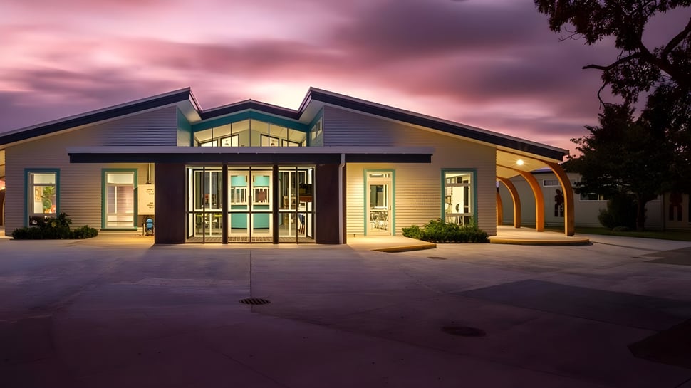 Das moderne bunte Gebäude der Taradale High School mit großen Fenstern und überdachtem Eingang vor bewölktem Himmel.
