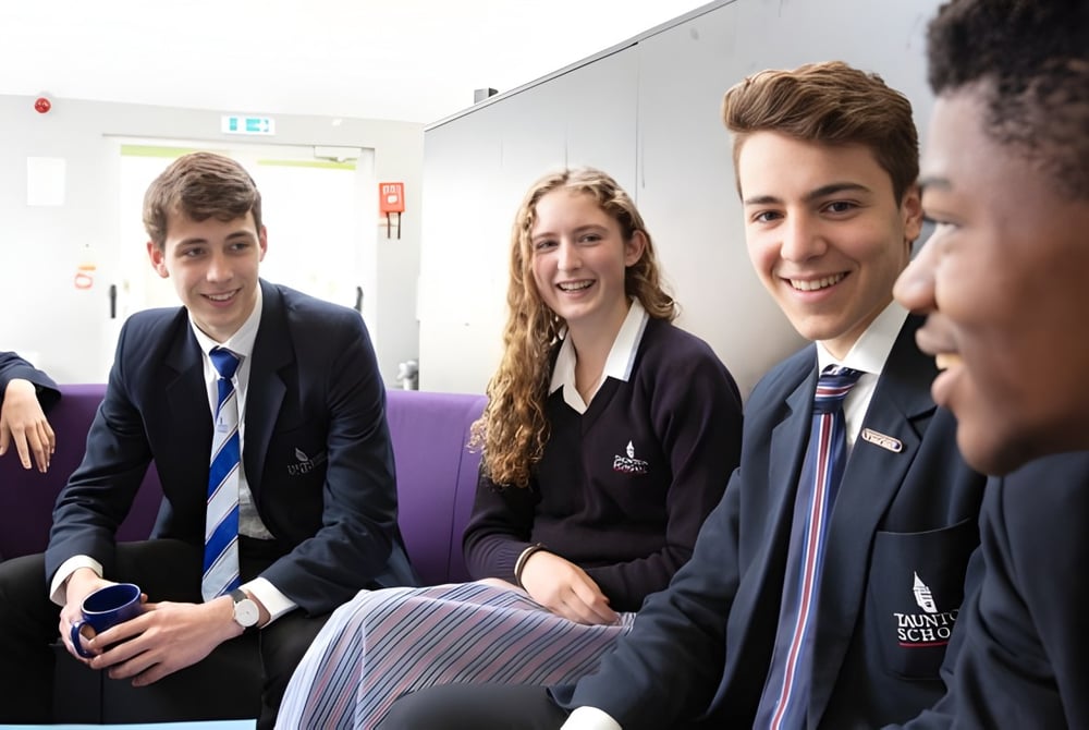 Schüler der Taunton School unterhalten sich gemeinsam im Schulflur.