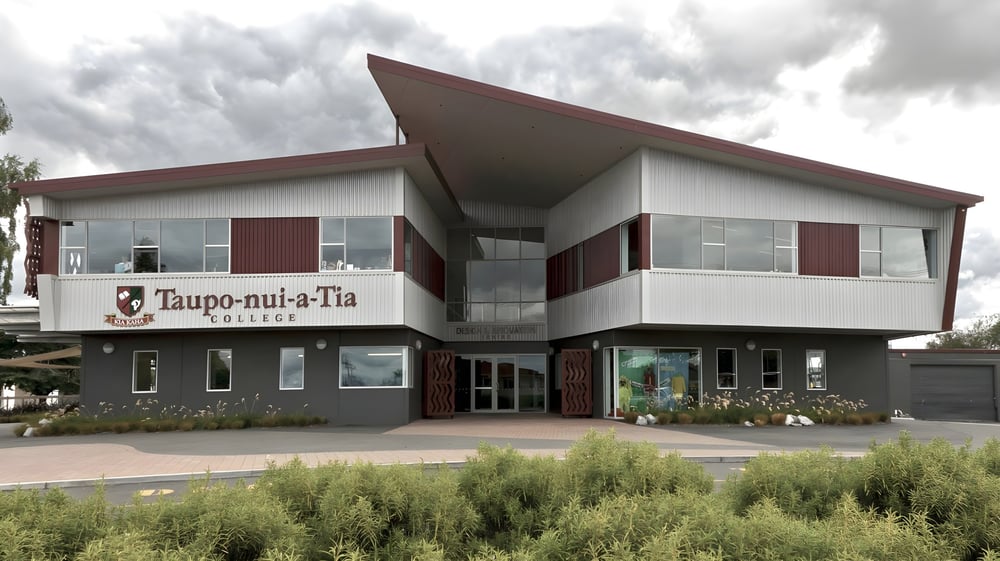 Das moderne zweistöckige Gebäude mit markantem Dach befindet sich auf dem Gelände des Taupo-nui-a-Tia College.