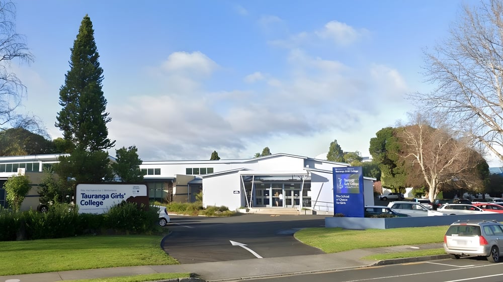 Der Campus von Tauranga Girl´s College mit modernem Gebäudekomplex, umgeben von Bäumen und Parkplätzen.