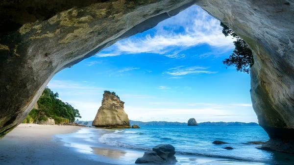 Natürlicher Felsenbogen mit Blick auf eine Küstenlandschaft am Tauranga Girl´s College.