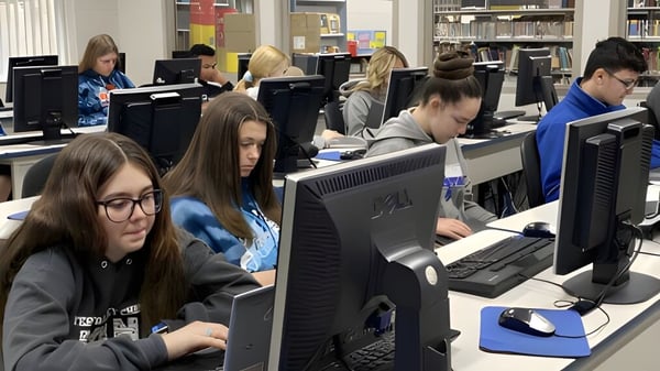 Schüler der Teays Valley Christian School arbeiten an Computern im Klassenraum mit Büchern und Lehrmaterialien im Hintergrund.
