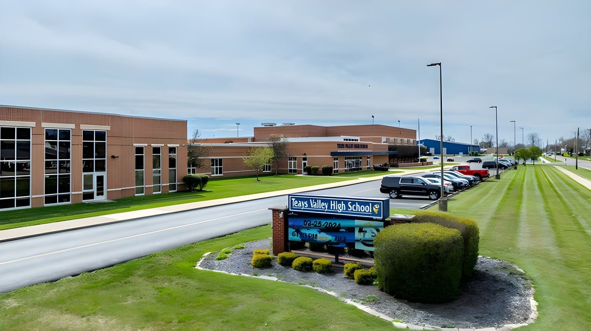 Das moderne Schulgebäude der Teays Valley Christian School ist von einem gepflegten Rasen und einer gepflasterten Parkfläche umgeben.