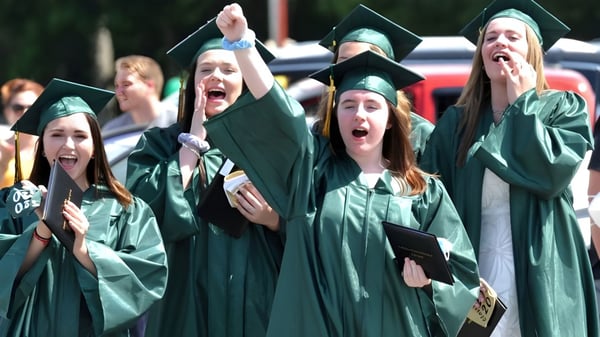 Eine Gruppe von Absolventen der Technical Vocational High School feiert ihre Abschlussleistungen auf dem Campus.