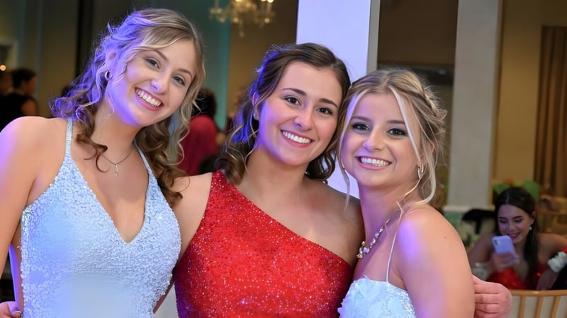 Drei Schülerinnen der Tecumseh Vista Academy lächeln zusammen bei einer schulischen Veranstaltung.