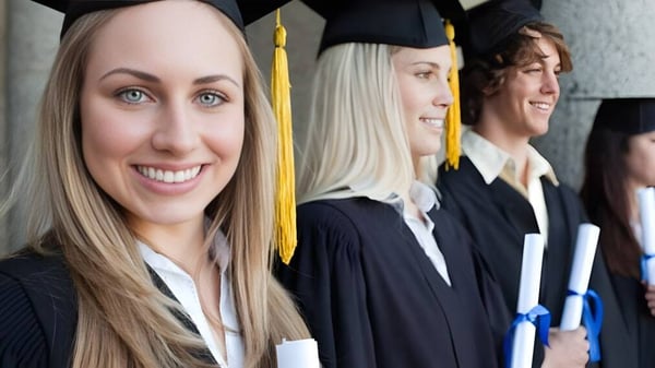 Eine Gruppe von Absolventinnen und Absolventen steht gemeinsam bei der Feier ihres Abschlusses am Templemichael College.