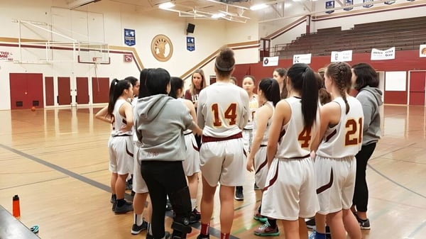 Eine Gruppe junger Basketballspielerinnen und Spieler trainiert in der Sporthalle der Templeton Secondary School.