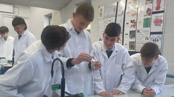 Schüler der The Abbey School führen gemeinsam ein Experiment im Labor durch.