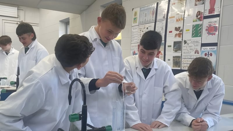 Schüler der The Abbey School führen gemeinsam ein Experiment im Labor durch.