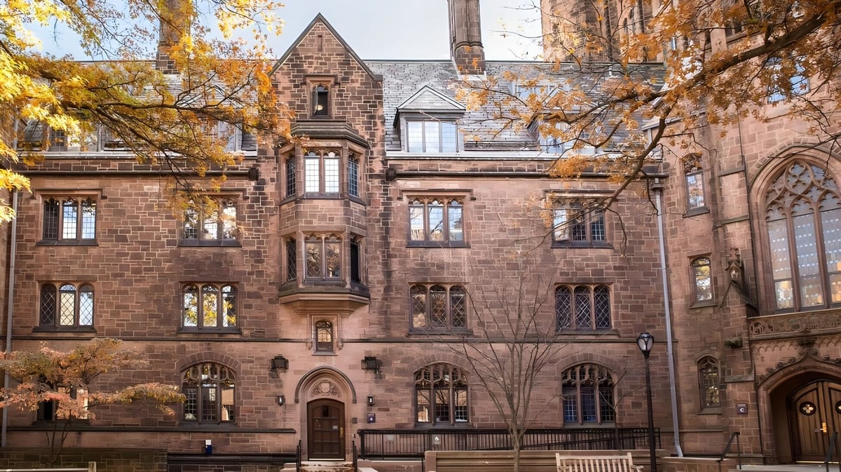 Das mittelalterlich gestaltete Stein-Gebäude der The Beekman School ist von herbstlich gefärbten Bäumen umgeben.