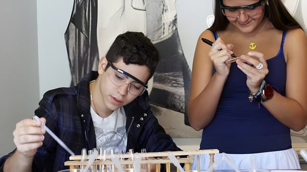 Schüler der The Beekman School arbeiten konzentriert an einer Aufgabe an einem Tisch.