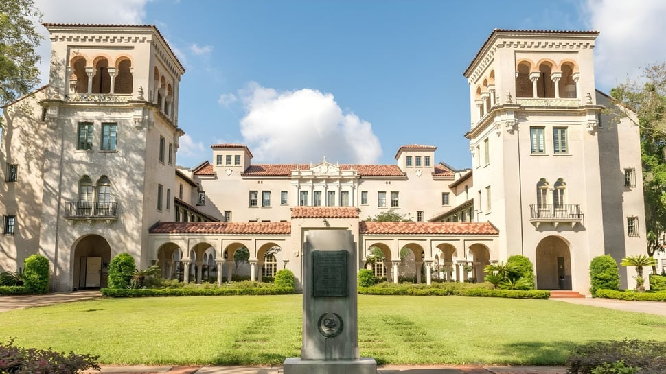 Das historische Gebäude der The Bolles School ist von einem gepflegten Rasen und einem dekorativen Springbrunnen umgeben.