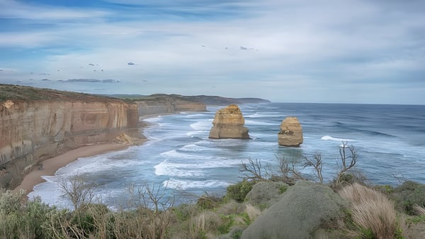 Eine felsige Küste mit hohen Klippen und aufgewühltem Meer vor bewölktem Himmel, nahe der The Cathedral School of St Anne & St James.