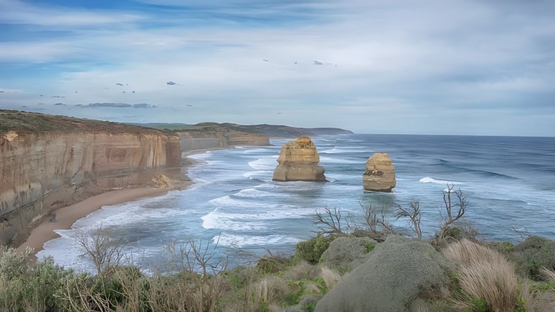 Eine felsige Küste mit hohen Klippen und aufgewühltem Meer vor bewölktem Himmel, nahe der The Cathedral School of St Anne & St James.