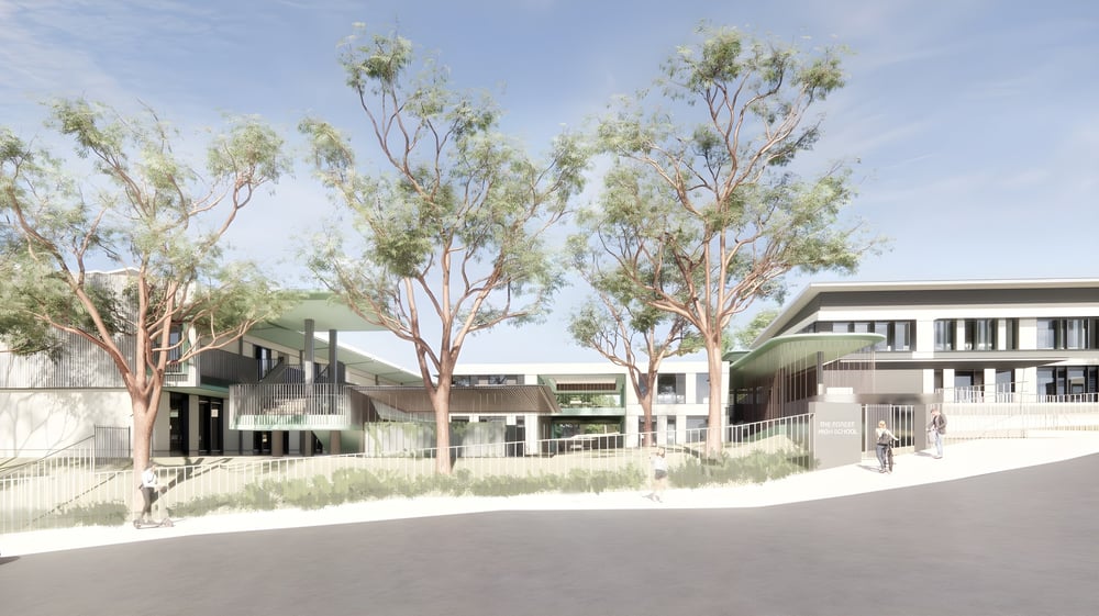 Das moderne mehrstöckige Gebäude von The Forest High School ist von grünen Bäumen umgeben.