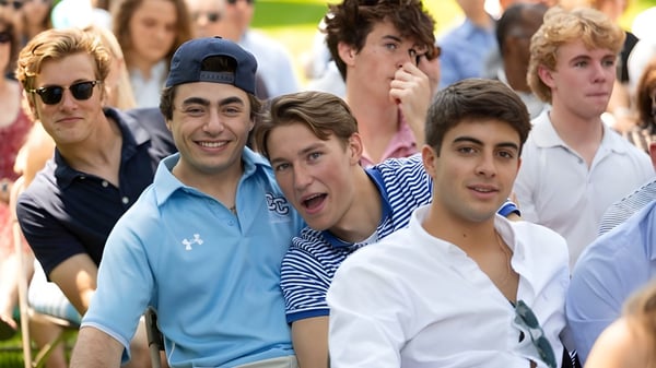 Eine Gruppe Schüler der The Governor's Academy steht zusammen und unterhält sich lebhaft.