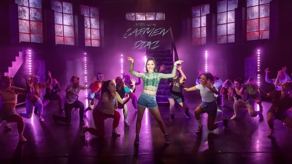 Eine Tanzaufführung auf der Bühne der The Hammond School mit lebhaften Tänzern und violettem Bühnenlicht.