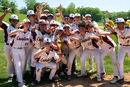 Schüler der The Harvey School feiern gemeinsam auf dem Baseballfeld ihren Sieg.
