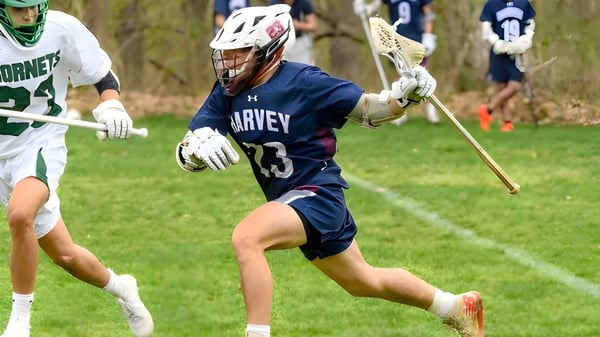 Ein Lacrosse-Spieler der The Harvey School läuft auf dem Spielfeld während eines Spiels.