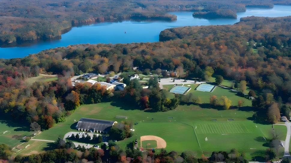 Luftaufnahme der ländlichen Umgebung mit See und Wald auf dem Gelände der The Harvey School.