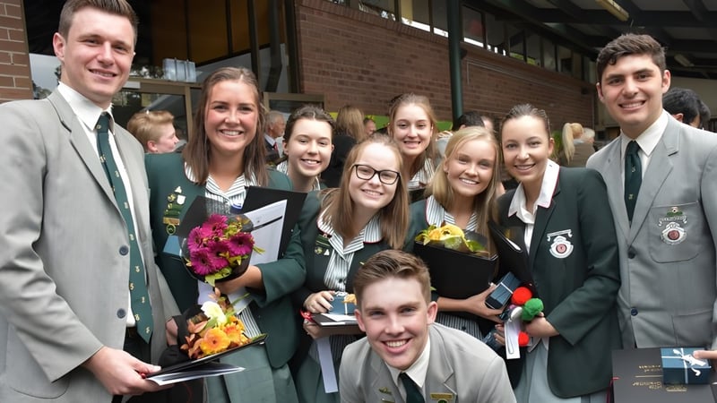 Eine Gruppe von Schülern der The Hills Grammar School posiert vor einem Backsteingebäude für ein Foto.