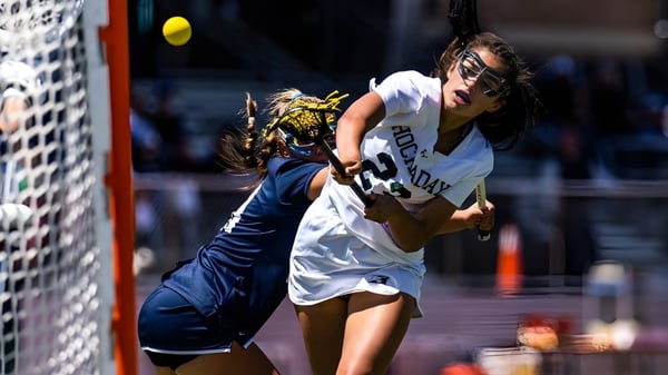 Zwei Sportlerinnen der The Hockaday School kämpfen in einem Fußballspiel um ein Tor.