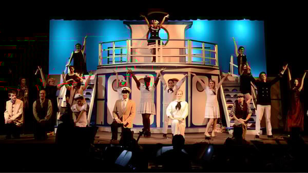 Schüler der The Hun School of Princeton auf der Bühne während einer Theateraufführung in verschiedenen Kostümen.