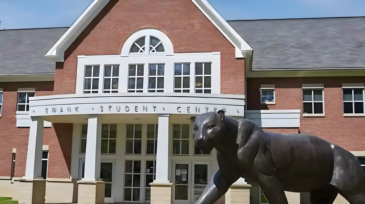 Das Swain Student Center der The Kiski School mit einer Pferdebronze im Vordergrund ist zu sehen.