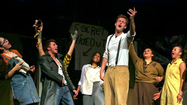 Eine Gruppe von Schülern beteiligt sich an einer Demonstration auf dem Gelände der The Knox School.